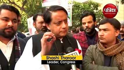 CAA के विरोध में प्रदर्शन कर रहे छात्रों से मिले शशि थरूर