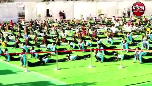 राष्ट्रीय युवा दिवस पर छात्रों ने किया सूर्य नमस्कार - देखें वीडियो