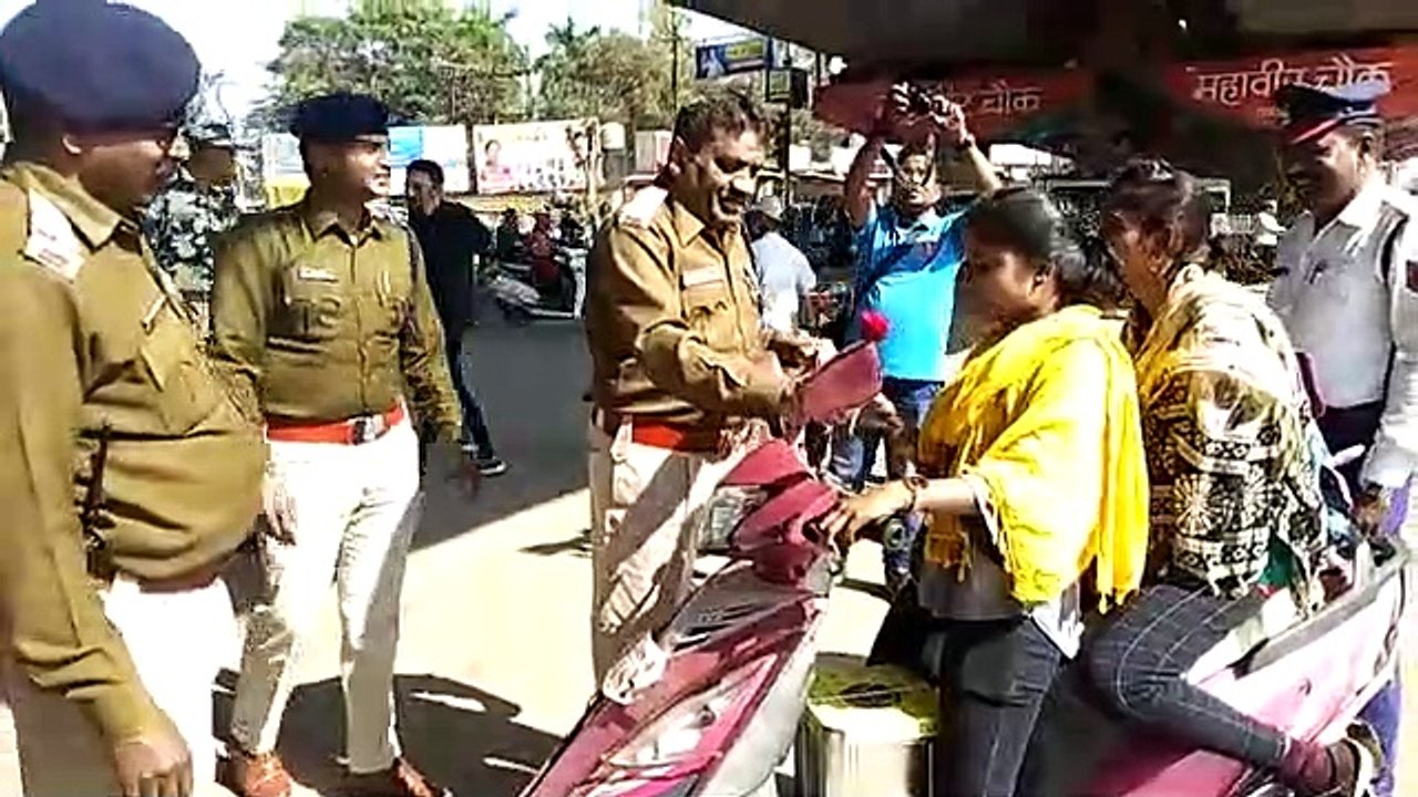 ट्रैफिक रूल्स तोडऩे वाली स्कूटी सवार लड़की को पुलिस अधिकारी ने बीच सड़क थमाया लाल गुलाब, हाथ ज