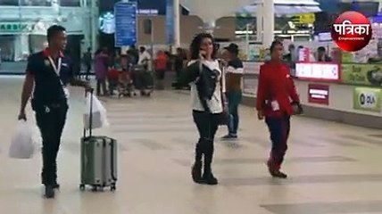 ब्लैक एंड व्हाइट ड्रेस में कूल दिखीं सान्या, देखें वीडियो