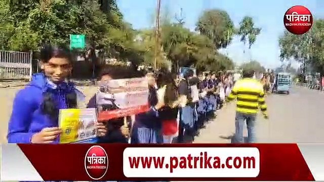 मानव श्रृंखला बनाकर ट्रैफिक नियमों के प्रति किया जागरूक - देखे वीडियो