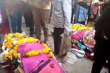 मां की अर्थी सजने के बाद बेटी ने सिर पर हाथ फेर दी अंतिम बिदाई