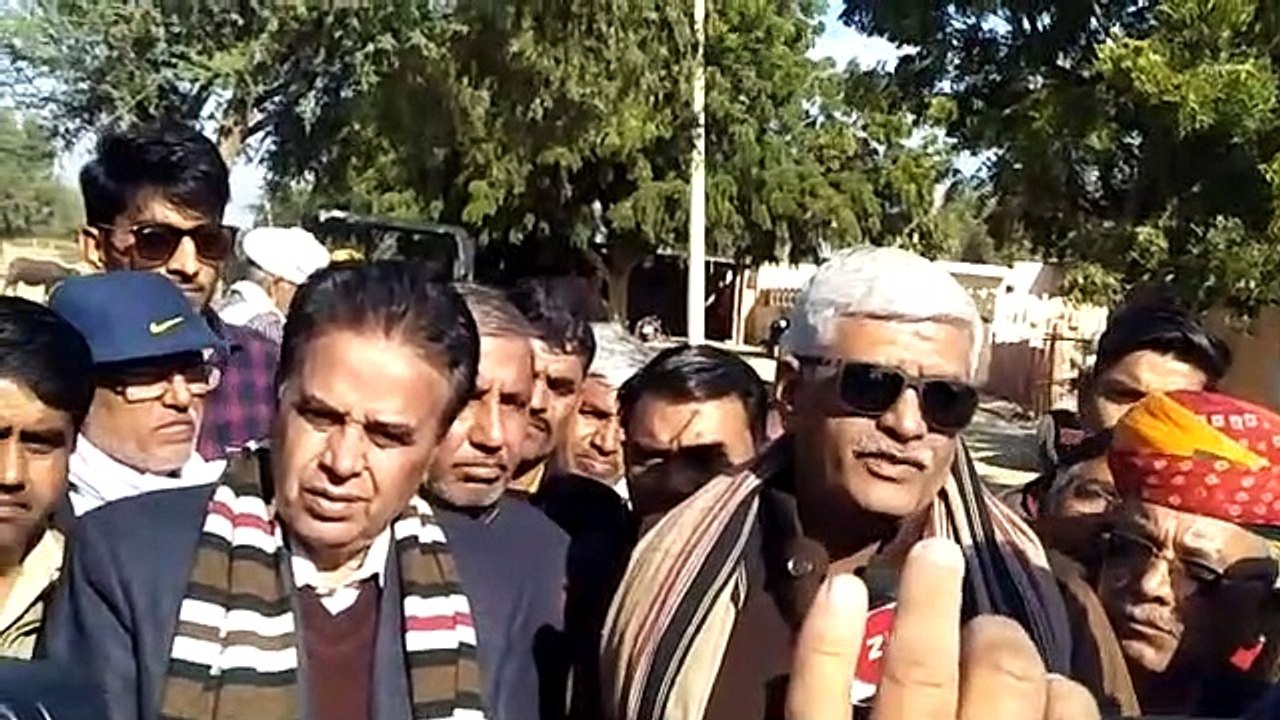 Union Water Power Minister Gajendrasingh Shekhawat meets villagers in grasshopper affected villages