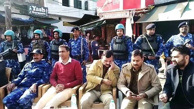 कड़ी सुरक्षा के बीच अदा हुई जुमे की नमाज, सड़कों पर रहे अफसर, देखें वीडियो
