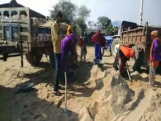 ट्रोला चालक सडक़ पर खाली कर गए बजरी