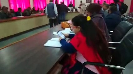 तहसील दिवस में आए अधिकारी मोबाइल में दिखे मस्त