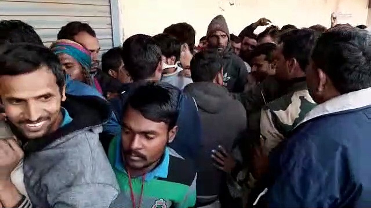 लाइन में लगे किसानों के बीच कई बार हुआ विवाद, घ...