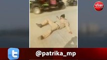 Policeman lay in the middle of the road in the state of intoxication