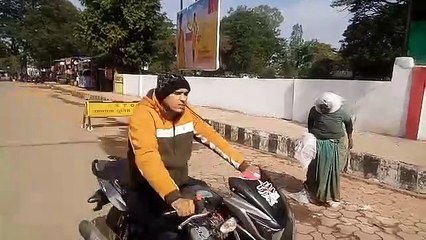 सिर और पैर में पन्नी बांधकर यह महिला करती है ठंड से बचाव