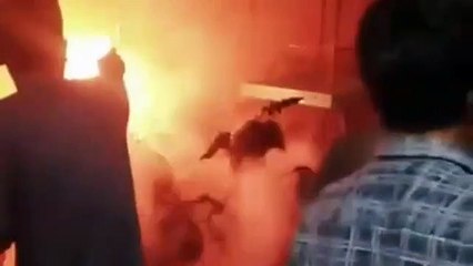 मोटरसाइकिलों को आग के हवाले किया