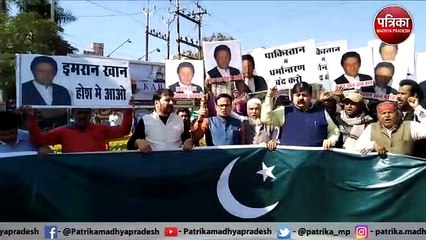 पाक में धर्मांतरण के विरोध में प्रदर्शन, इमरान खान मुर्दाबाद के लगाए नारे - देखें वीडियो