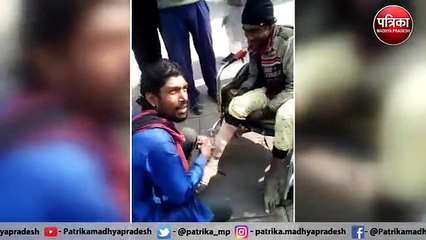 पैर पर पट्टी बांध व्हीलचेयर पर बै