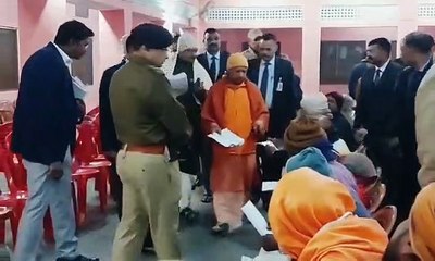 फरियादियों की शिकायतें सुनने के बाद मौके पर ही अधिकारियों को आदेश देते रहे सीएम योगी