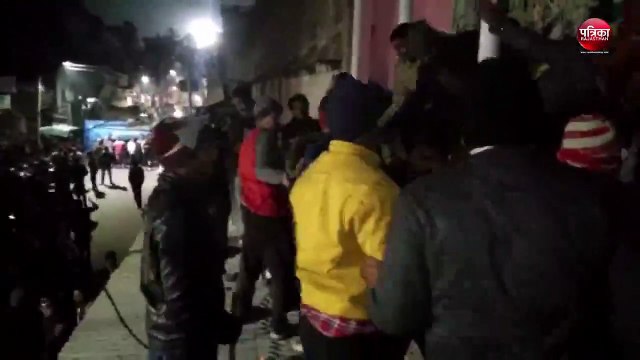 ज्वैलर्स को लूटने आए बदमाशों को जमकर पीटा