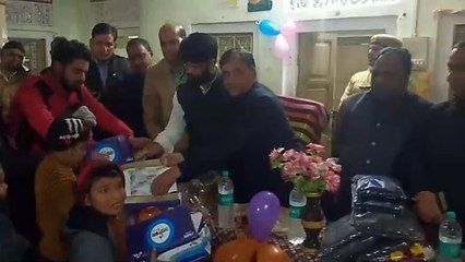 नए साल पर दूसरों का अपना सा प्यार देख चेहरे खुशी से खिल उठे