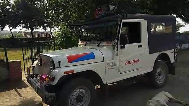 बजरी से भरी ट्रैक्टर ट्रॉली जब्त कर थाने लाते पुलिस को धमकाया