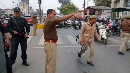 भीषण जाम में फसी एम्बुलेंस देख एसएसपी बबलू कुमार खुद उतरे सड़क पर