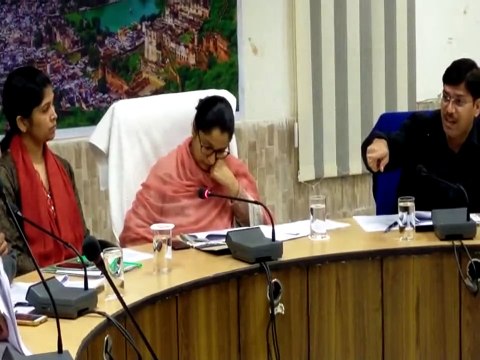 पंचायतराज संस्थाओं के चुनाव को लेकर जिला निर्वाचन अधिकारी ने ली अधिकारियों की बैठक