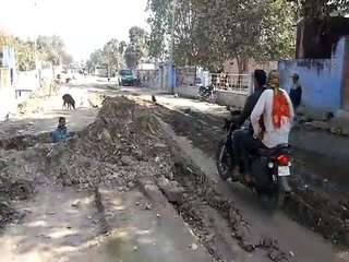 जलदाय विभाग ने खुदाई कर छोड़ा गड्ढ़ा, वाहन सवार हो रहे चोटिल