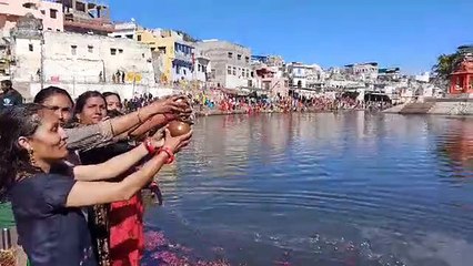 पुष्कर सरोवर में स्नान