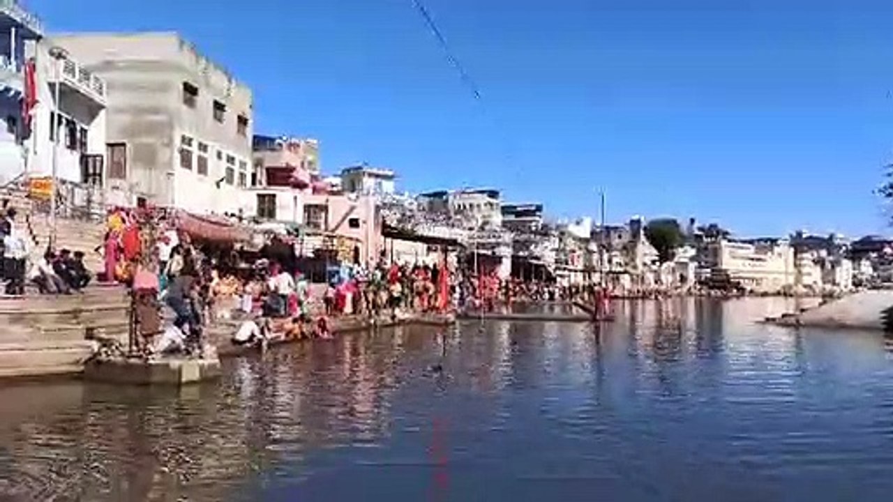 सूर्य ग्रहण खत्म के बाद पुष्कर सरोवर में स्नान...