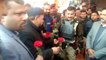 जुमे की नमाज के बाद पुलिस अफसरों ने मुस्लिम धर्म गुरुओं को दिए गुलाब और कहा- ये है अमन का फूल