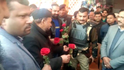 जुमे की नमाज के बाद पुलिस अफसरों ने मुस्लिम धर्म गुरुओं को दिए गुलाब और कहा- ये है अमन का फूल