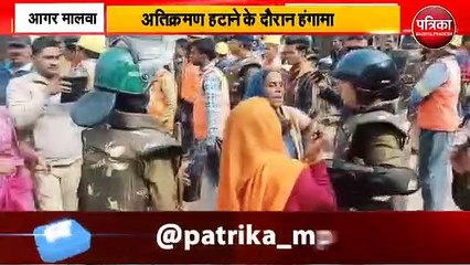 अतिक्रमण हटाने को लेकर हुआ ऐसा हंगामा, धरने पर बैठ गए विधायक