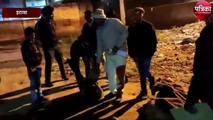 इटावा में पकडे गए कछुओं को वन अफसरों ने उनके प्राकृतिक वास छोड़ा