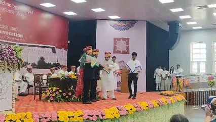 ‘कार खरीदना, शादी करना और घर बनाना ही नहीं सिखाती आइआइटी’