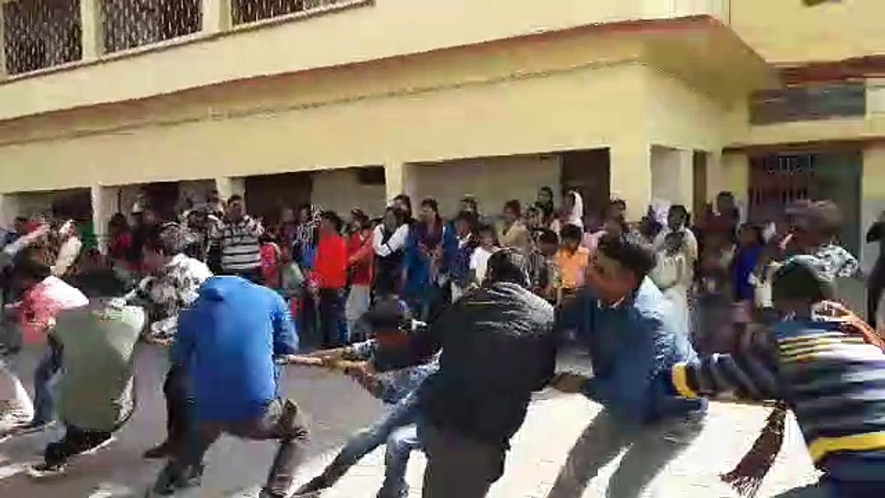 Rope pull and ring race organized