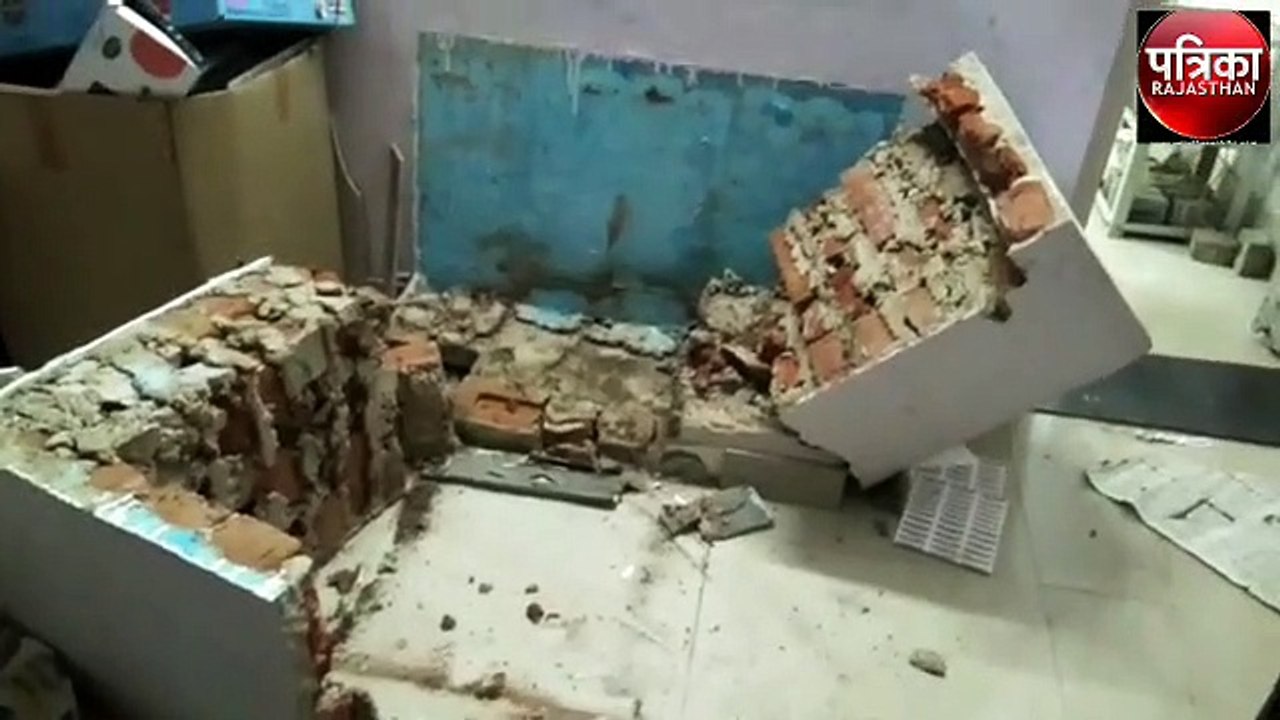 दीवार तोड़ी, विफल रहे चोर