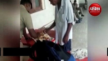 पुलिसकर्मी ने इस शख्स अपने थाली में खिलाया खाना, वजह जान आप भी करेंगे सलाम..