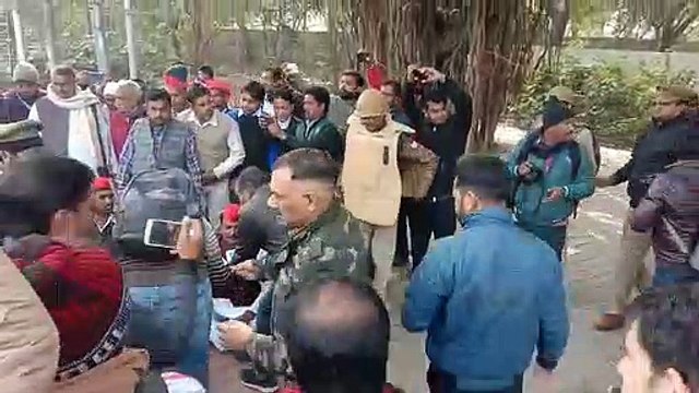 CAA का विरोध कर रहे सपा कार्यकर्ताओं की पुलिस से झड़प, देखें वीडियो