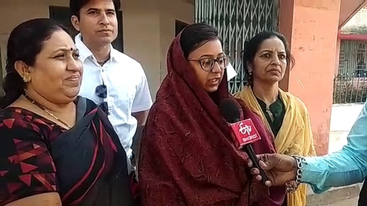 नगरीय निकाय चुनाव: शादी से पहले वोट डालने पहुंची दुल्हन, देखें वीडियो