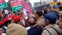 CAA Protest: Bulandshahr में अर्द्धनग्‍न होकर सपाइयों ने किया प्रदर्शन