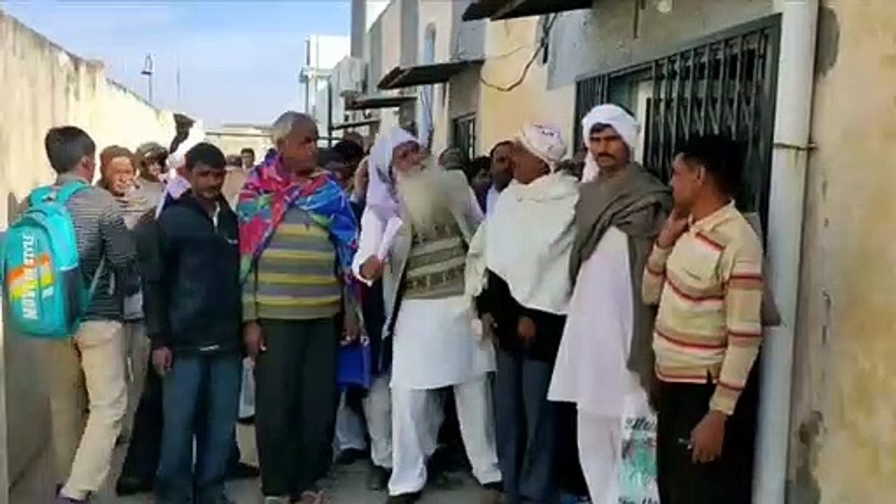 स्वीकृत सोसायटी ऋण की मांग को लेकर  प्रदर्शन