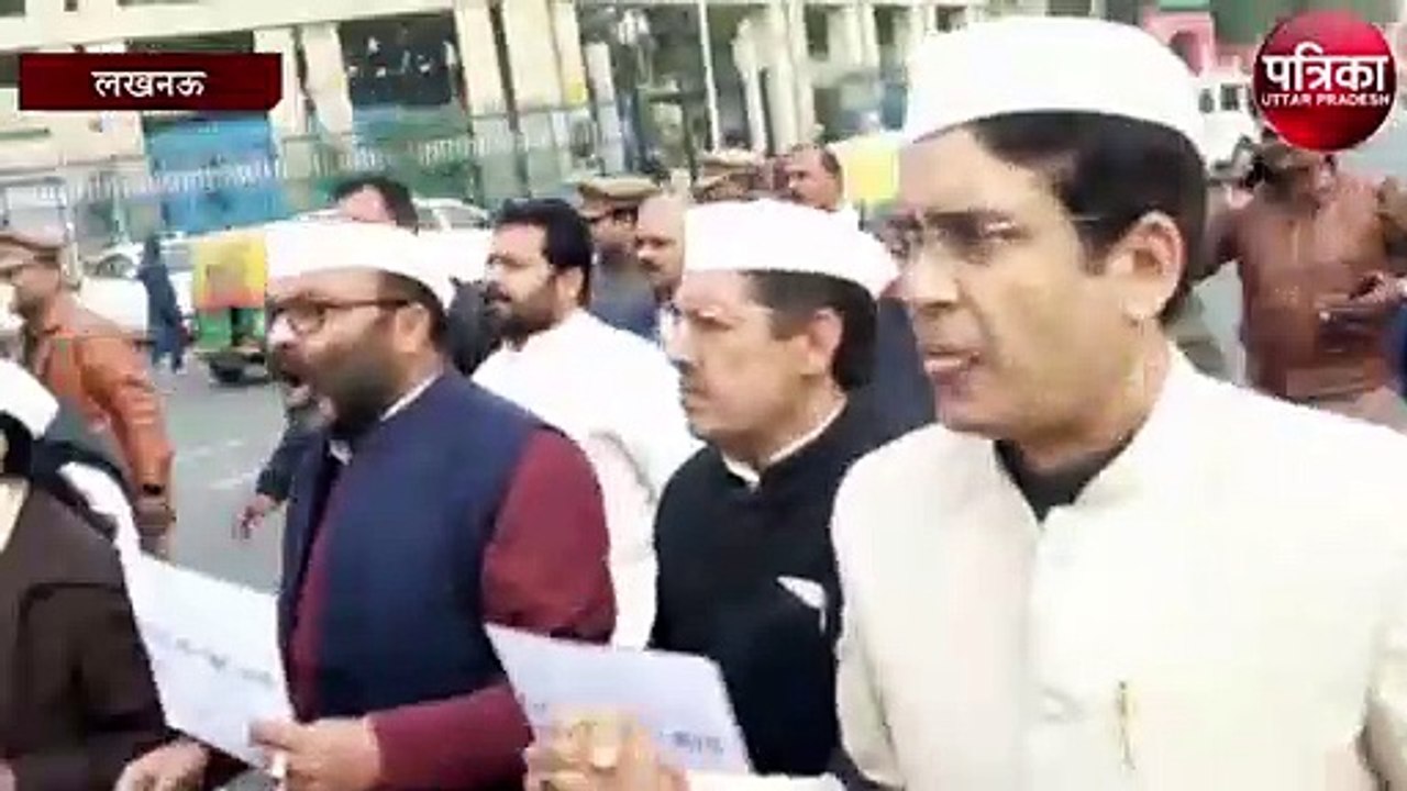 कांग्रेस विधायकों ने विधानसभा के बाहर किया CAA...