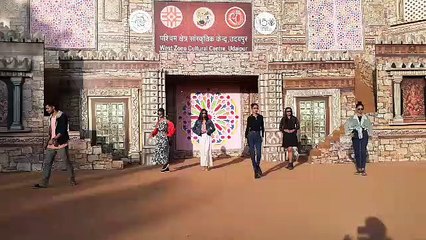 शिल्पग्राम उत्सव के रंगारंग कार्यक्रम की रिहर्सल करते कलाकार