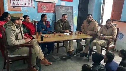 VIDEO: पुलिस अफसरों ने बेटियों को किया जागरूक, कहा- दुपट्टे को बनाएं हथियार