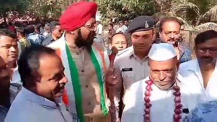 प्याज की माला पहन नामांकन के लिए पहुंचे नेता जी, लूटने से बचाने के एसपी ने तैनात किये दो सिपाही