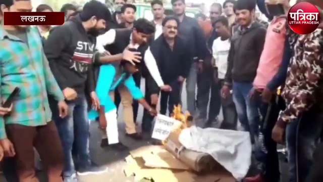 see video: व्यापारियों ने ऑनलाइन शॉपिंग के खिलाफ किया प्रदर्शन