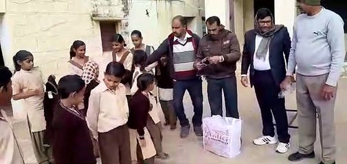 हाडक़ंपाती ठंड से बचाने के लिए भामाशाह ने बच्चों को बांटे स्वेटर