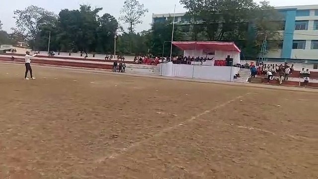 Police and administration played cricket match in Katni on Victory Day