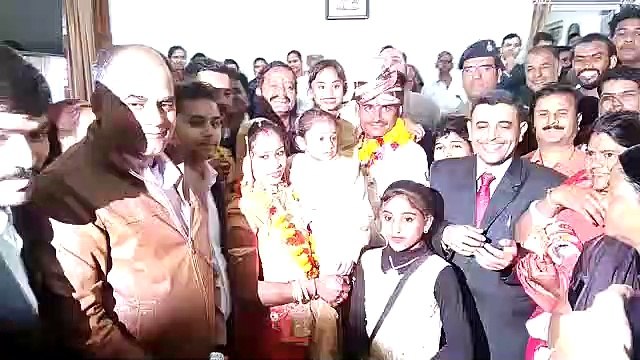 जज ने कोर्ट में ही बुला ली बारात और तीन बच्चों के पिता को बैठा दिया घोड़ी पर