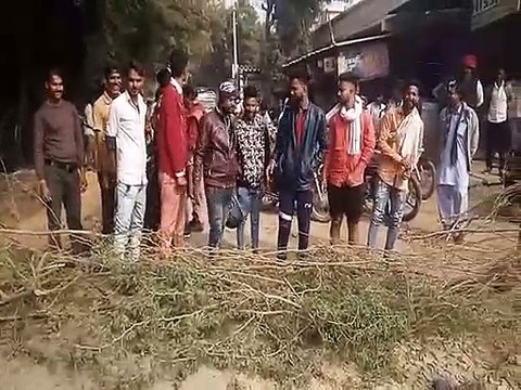 सडक़ मरम्मत की मांग, आक्रोशित ग्रामीणों ने लगाया जाम