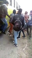 महिला के लिए सीट छोड़ने की बात कहने पर छात्रों ने कंडक्टर को बेल्टों से धुना, देखें Viral Video