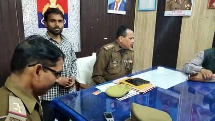 मोबाइल छींनकर भाग रहे बदमाशों को भीड़ ने पकड़कर सिखाया सबक