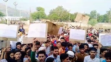 विधेयक के विरोध में किया प्रदर्शन