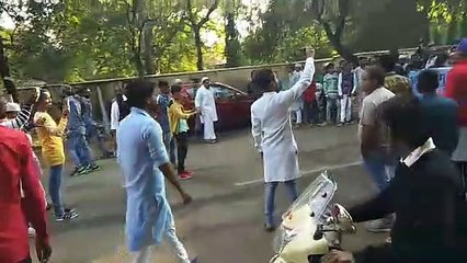 Tải video: नागरिक संशोधन बिल के विरोध में सड़क पर उतरा मुस्लिम समाज